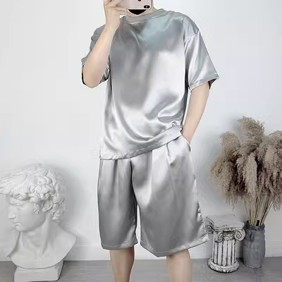 DEEPUNK mùa hè Hàn Quốc lỏng lẻo satin bóng áo thun ngắn tay quần năm điểm thể thao và giải trí phù hợp với nam hai mảnh - Bộ đồ