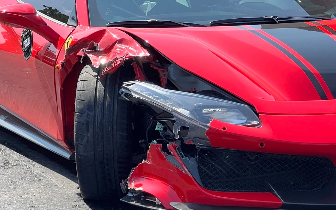 Kinh hoàng vụ tai nạn giữa siêu xe Ferrari 448 và xe máy